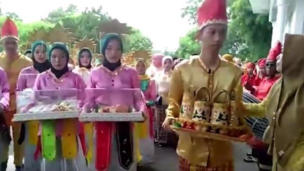 Prosesi seserahan dalam lamaran putri kedua Bupati Jeneponto. (Foto: iNews/Sulaiman Nai)