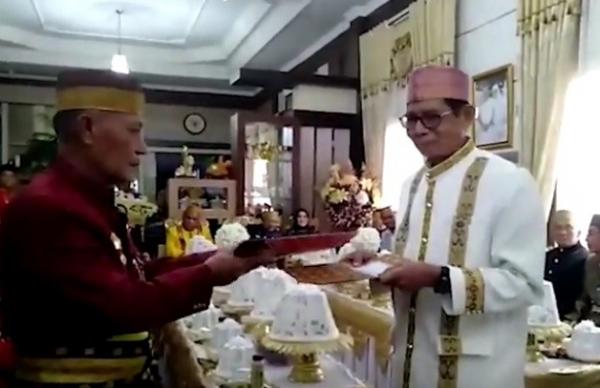 Perwakilan keluarga Bupati Jeneponto dan Bupati Konawe saat serah terima mahar lamaran. (Foto: iNews/Sulaiman Nai)