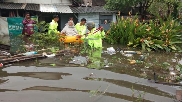 Mariyah warga Tirto, RT 4 RW 01, Kecamatan Tirto, Kota Pekalongan dievakuasi petugas, Kamis (20/2/2020). (Foto: Istimewa)