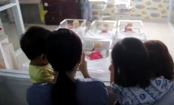 Keluarga melihat bayi yang baru lahir di cirebon, Kamis (20/2/2020) (Foto: iNews/Toiskandar)