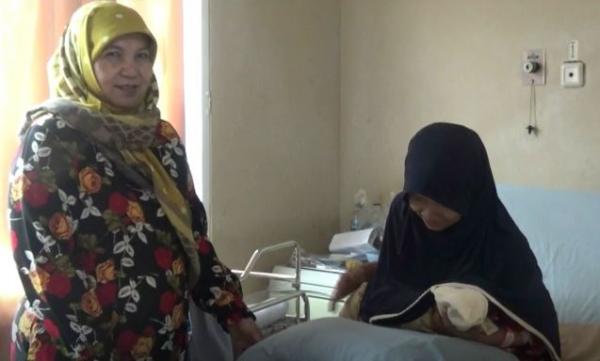 Lina Maesyaroh menggendong anaknya, Kamis (20/2/2020) (Foto: iNews/Irwan)