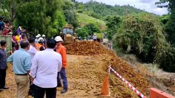 Akses Jalan Poros Kecamatan di Luwu Timur Longsor, Lalu Lintas Lumpuh Total