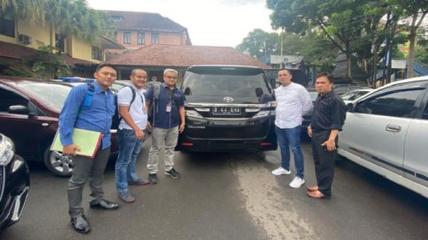 Mobil Vellfire Ist Penyidik Dittipidum Bareskrim Polri menyita mobil Audi milik tersangka penipu putri Arab Saudi di Malang, Jawa Timur, Kamis (20/2/2020). (Foto: Bareskrim Polri).
