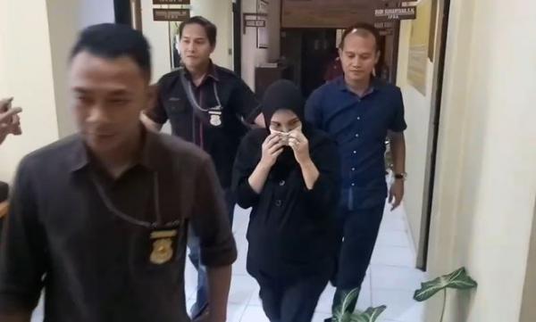 Tersangka BJM hamil 8,5 bulan diperiksa di Polres Cianjur, Kamis (20/2/2020) (Foto: iNews/Andi)
