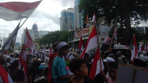 Longsor di Toraja Utara memutus akses jalan warga. (Foto: iNews/Jufri Tonampa).