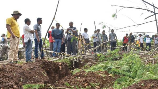 Penurunan struktur tanah di Desa Jolosekti, Kecamatan Tulis, Kabupaten Batang, Jawa Tengah(Foto: iNews/Suryono)