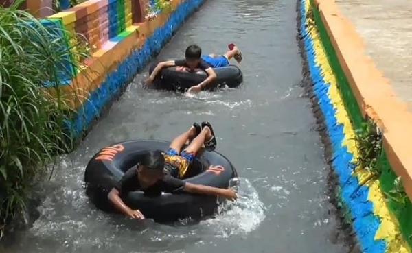 River Tubing di Sumedang, Jumat (21/2/2020) (Foto: iNews/Beben Hva)
