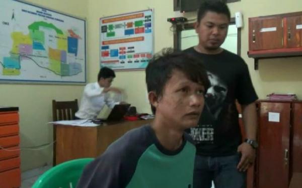 Sahrul Umur menangis saat ditangkap Sahrul Umur menangis saat ditangkap, Jumat (21/2/2020) (Foto: iNews/Supriyadi)