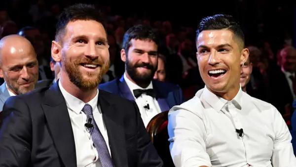 Messi Ronaldo Lionel Messi (kiri), dan Cristiano Ronaldo (kanan) selalu bersaing menjadi yang terbaik di dunia sepak bola. (Foto: businessinsider.com)