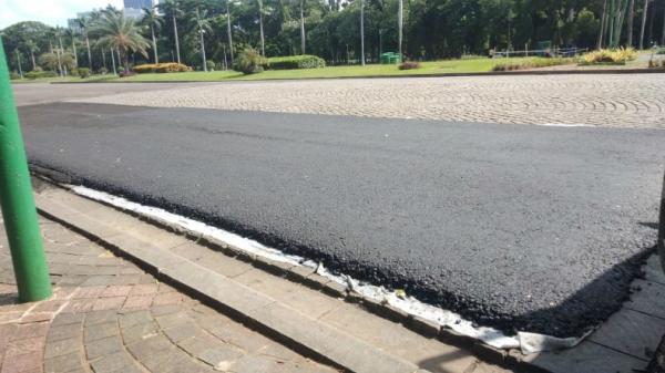 Jakpro uji coba pengaspalan untuk sirkuit di kawasan Monumen Nasional (Monas) sejak Jumat, 21 Februari 2020. (Foto: ist)