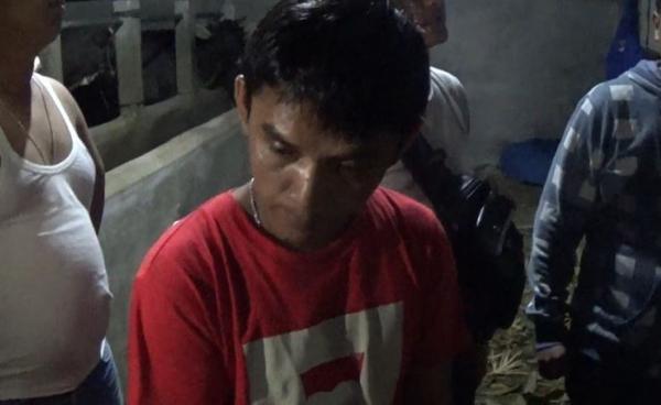 Bandar narkoba di Padang ditangkap di kandang sapi, Minggu (23/2/2020) (Foto: iNews/Budi Sunandar)