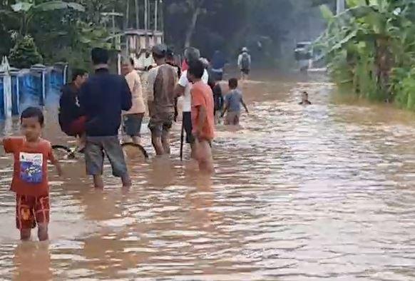 Banjir rendam jalan di Tasikmalaya, Minggu (23/2/2020) (Foto: iNews/Asep Juhariyono)