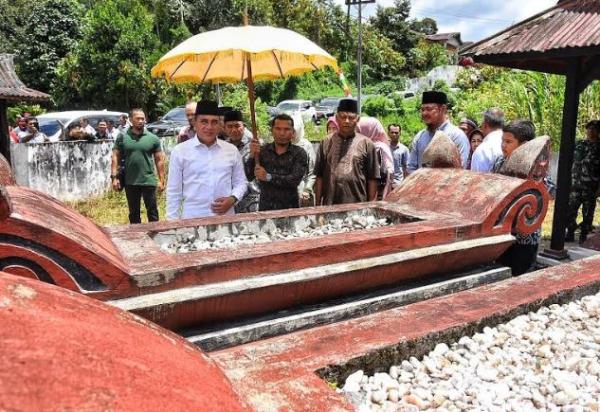 Edy Rahmayadi ziarah ke Raja Djunjungan Lubis, Sabtu (22/2/2020) (Foto: Dok Pemprov Sumut)