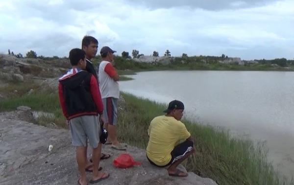 Warga menonton buaya, Minggu (23/2/2020) (Foto: iNews/Endang)