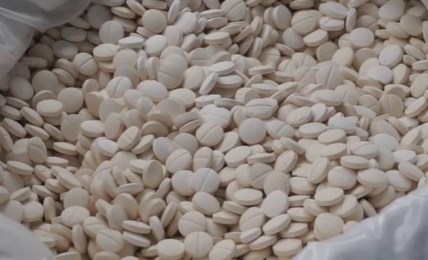 Pil narkoba dari pabrik di Bandung Pil narkoba dari pabrik di Bandung, Senin (24/2/2020) (Foto: iNews/Mujib Prayitno)