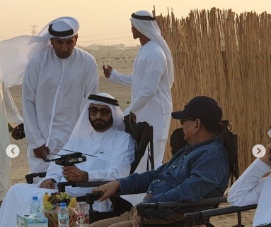 Menhan Prabowo Subianto dan Menhan Uni Emirat Arab, Mohammed bin Ahmed Al Bawardi membahas kerja sama pertahanan sambil melepas elang di padang pasir. (Foto: Instagram)