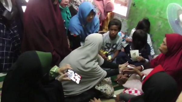 Warga berdatangan memberikan dukungan moril dan bantuan kepada enam anak yatim piatu yang dirawat neneknya di Balikpapan, Kaltim, Selasa (25/2/2020). (Foto: iNews/Mukmin Azis)