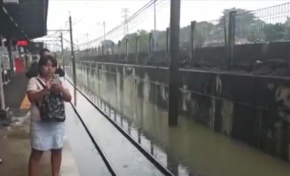 Video Stasiun Tanah Abang Terendam Banjir akibat Luapan Kanal Banjir Barat