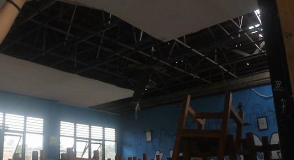 Atap kelas SMP Negeri 16 Depok Roboh , Selasa (25/2/2020) (Foto: iNews/Iyung Rizky)