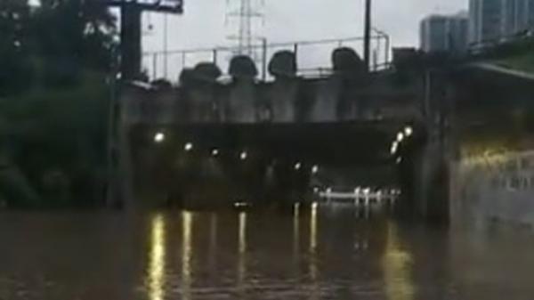 Banjir di depan Kompleks Menhan Jalan DI Panjaitan, Jakarta Timur, Selasa (25/2/2020). (Foto: TMC Polda Metro)..