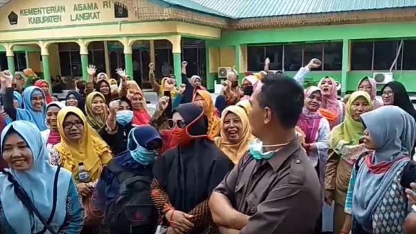 Ratusan Guru Honorer Demo Kemenag Langkat Tuntut ...