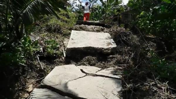 jalan rusak Jalan rusak karena pergerakan tanah di Desa Majatengah, Banjarmangu, Banjarnegara, Jawa Tengah (Jateng). (Foto: iNews/Elis Novit)