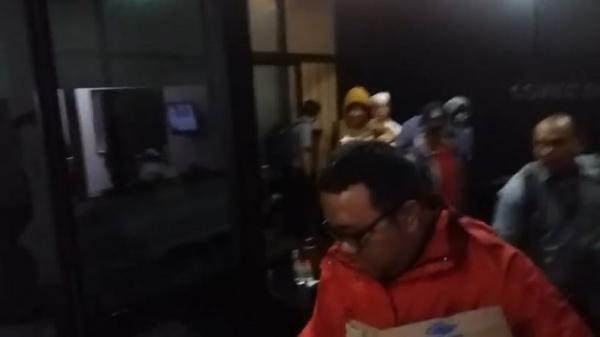 Penyidik KPK Surabaya, usai menggeledah Kantor Advokat Rahmat Santoso and Partner di Jalan Prambanan Nomor 5, Kecamatan Pacar Keling, Kota Surabaya, Jatim, Selasa (25/2/2020). (Foto: iNews/Yudha Prawira)