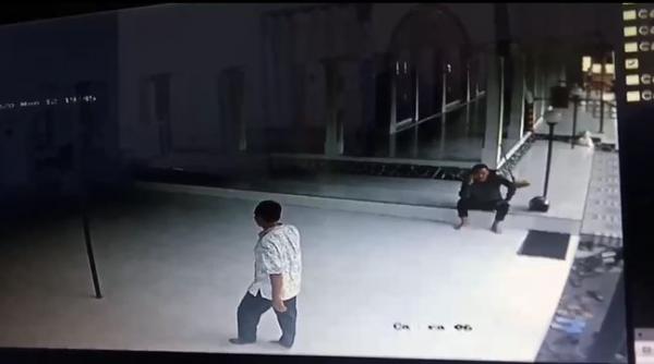 Terduga pelaku pencurian pura-pura menelpon Terduga pelaku pencurian pura-pura menelpon, Selasa (25/2/2020) (Foto: iNews/Toiskandar)