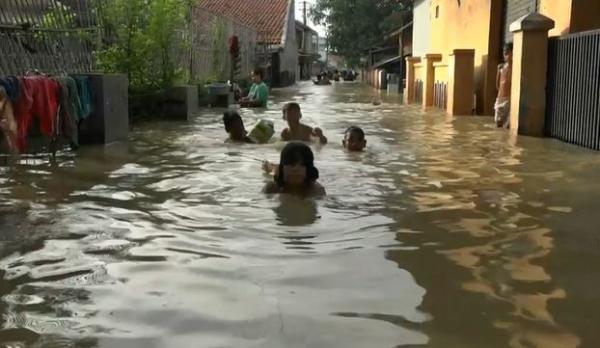 Anak-anak bermain air di genangan di Subang Anak-anak bermain air di genangan di Subang, Rabu (26/2/2020) (Foto: iNews/Yudy Heryawan Juanda)