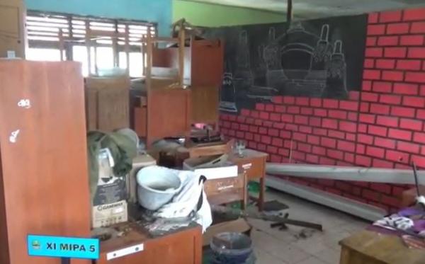 Kondisi sekolah yang roboh akibat hujan, Selasa (26/2/2020) (Foto: iNews/Wildan Hidayat)