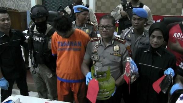 pembunuh mertua di sidoarjo1 Kapolresta Sidoarjo Kombes Pol Sumardji menunjukkan barang bukti dan tersangka pembunuhan ibu mertua, Totok Dwi Supriyanto (25), di Mapolresta Sidoarjo, Jatim, Rabu (26/2/2020). (Foto: iNews/Yoyok Agusta)