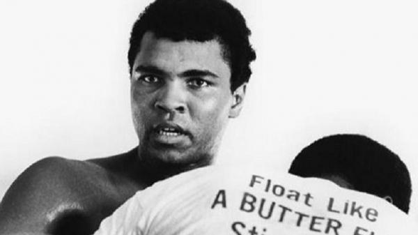(Foto kiri) Ruangan gym Lionel Messi banyak terpajang foto petinju legendaris Muhammad Ali.  (Foto kanan) Messi mengenakan kaos dengan foto Ali di dada. (Foto: The Sun)