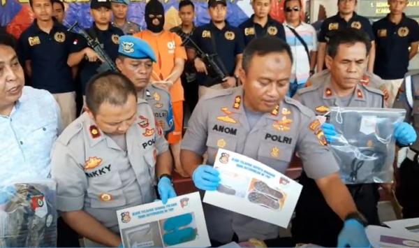 Barang bukti pembunuhan Delis, Kamis (27/2/2020) (Foto: iNews/Asep Juhariyono)