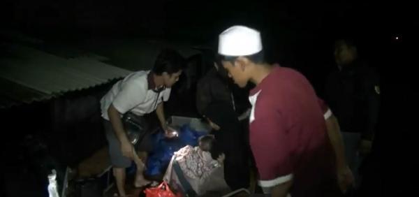 korban banjir karawang 2 Evakuasi ibu dan bayi korban banjir di Karawang pada Rabu (26/2/2020) malam. (Foto: iNews.id/M. Fachruddin)