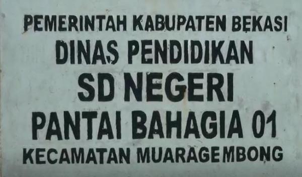 Papan nama SDN Pantai Bahagia, Kamis (27/2/2020) (Foto: iNews/Aditya)