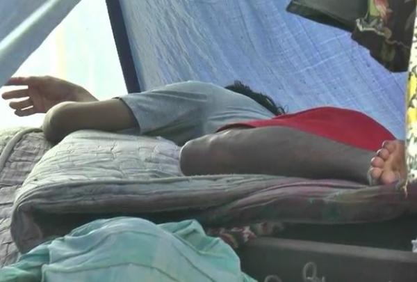 Pengungsi tidur seadanya di Bekasi, Kamis (27/2/2020) (Foto: iNews/Aditya)