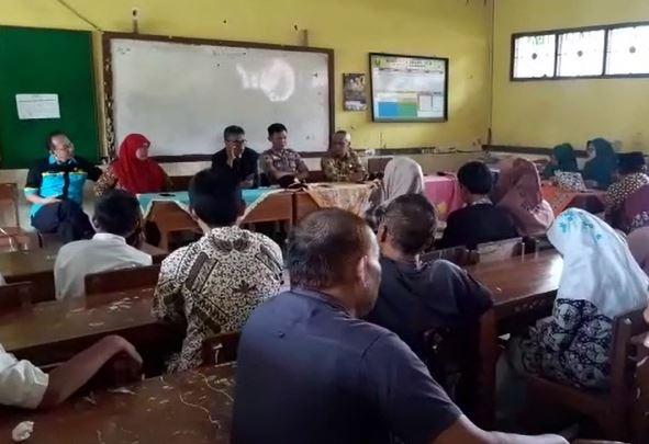 Pertemuan orang tua murid di Sukabumi, Kamis (27/2/2020) (Foto: iNews/Wilda)
