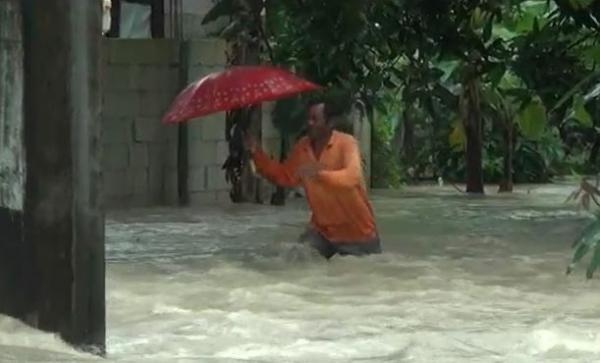 Warga menerjang banjir, Kamis (27/2/2020) (Foto: iNews/Aditya)