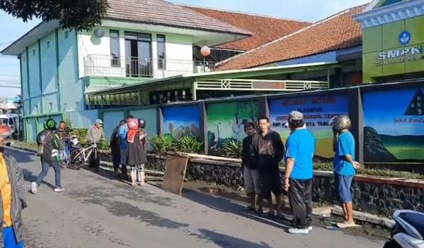 Gorong-Gorong penemuan Delis jadi tontonan Gorong-Gorong penemuan Delis jadi tontonan, Kamis (27/2/2020) (Foto: iNews/Asep Juhariyono)