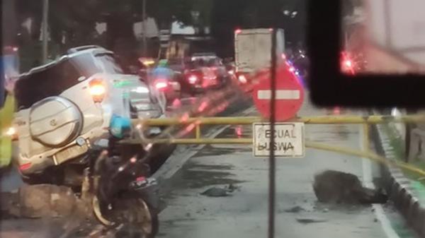 Kecelakaan tunggal terjadi di kawasan Semanggi, Jakarta, Jumat (28/2/2020). (Foto: Istimewa).