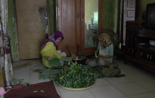 Kegiatan ibu Delis berjualan lontong, Jumat (28/2/2020) (Foto: iNews/Asep Juhariyono)