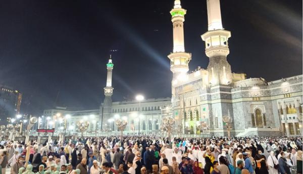masjidil haram ant Umat Islam memadati area sekitar Masjidil Haram, Makkah, Arab Saudi, Kamis (27/2/2020) malam. Suasana di sekitar masjid ini berjalan normal. (Foto: Antara/Arief Chandra).