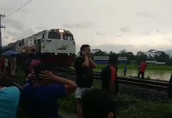 Warga menonton evakuasi bunuh diri Warga menonton evakuasi bunuh diri di Tasikmalaya, Kamis (27/2/2020) (Foto: iNews/Asep Juhariyono)