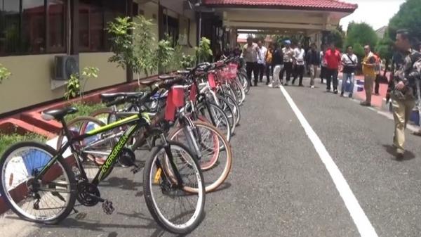Puluhan sepeda curian ASN yang diamankan di Mapolres Sumenep, Madura, Jawa Timur, Sabtu (29/2/2020). (Foto: iNews/Abdul Rahem)