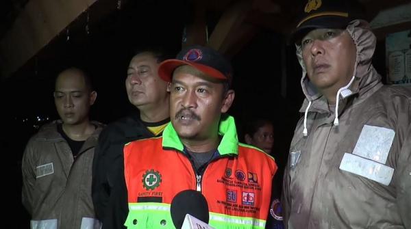 banjir di sumedang Kasi Pusdalop BPBD Sumedang Rully Surayasomantri memberikan keterangan mengenai jumlah warga yang terdampak banjir di Sumedang, Jabar, Jumat malam (28/2/2020). (Foto: iNews/Beben HVA)