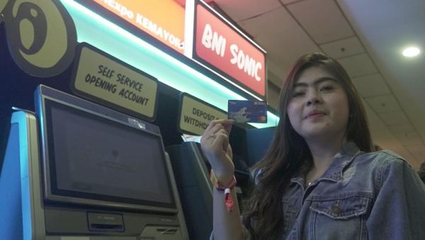 Pengunjung BNI Java Jazz Festival 2020 sedang melakukan pembukaan rekening menggunakan fasilitas BNI Sonic di Jakarta, Jumat, (28 Februari 2020). (Foto: Dok BNI)