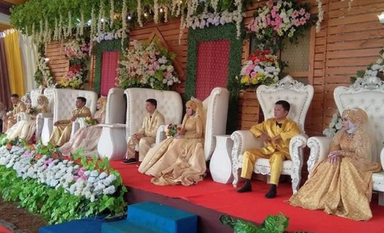 1- nikah bareng Empat pasangan pengantin terdiri atas ibu bersama tiga putrinya melangsungkan resepsi pernikahan bareng di lapangan bola Rajadesa, Ciamis. (Foto: istimewa)