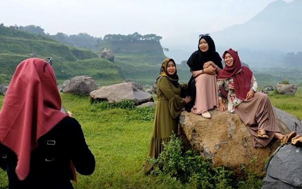 Pengunjung berswafoto di Ranu Manduro, Minggu (1/3/2020) (Foto: iNews/Sholahudin)