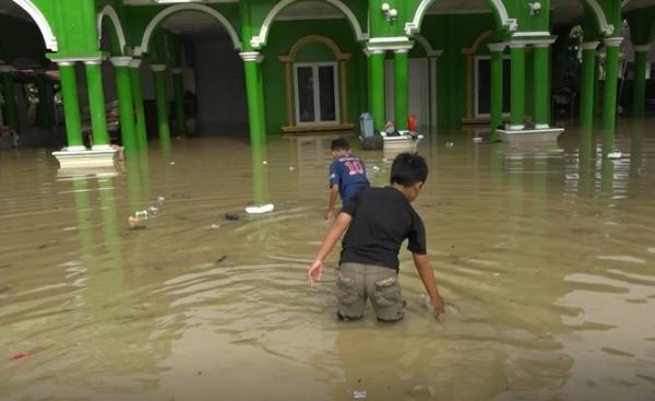 Banjir rendam masjid di Karawang Banjir rendam masjid di Karawang, Selasa (2/3/2020) (Foto: iNews/Fahrudin)