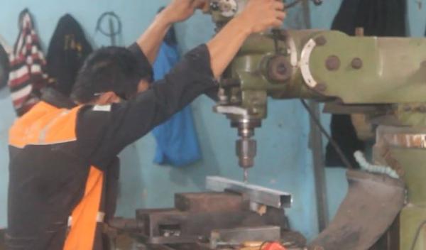 Pekerja di las bubut di Depok, Senin (2/3/2020) (Foto: iNews/Iyung Rizky)